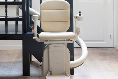Image of a stairlift handicare freecurve chair in beige version